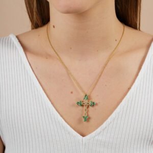 Colar com pingente de cruz